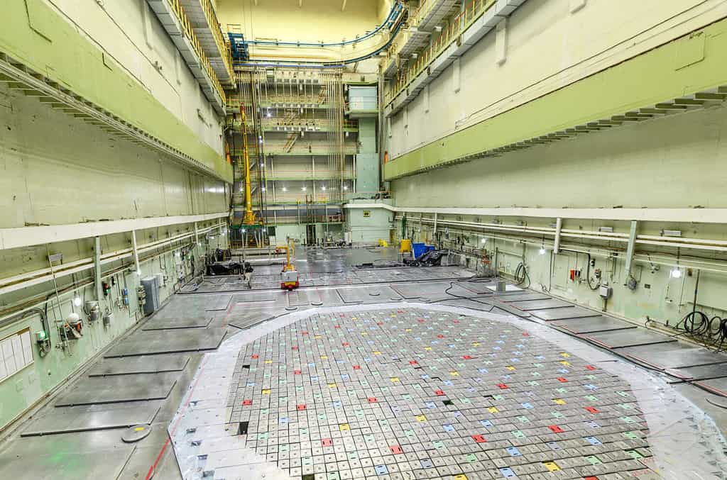 Locali industriali, sala del reattore nucleare. Centrale nucleare.