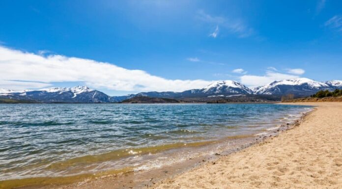 Una foto mozzafiato del paesaggio del lago Dillon con le montagne sullo sfondo. 
