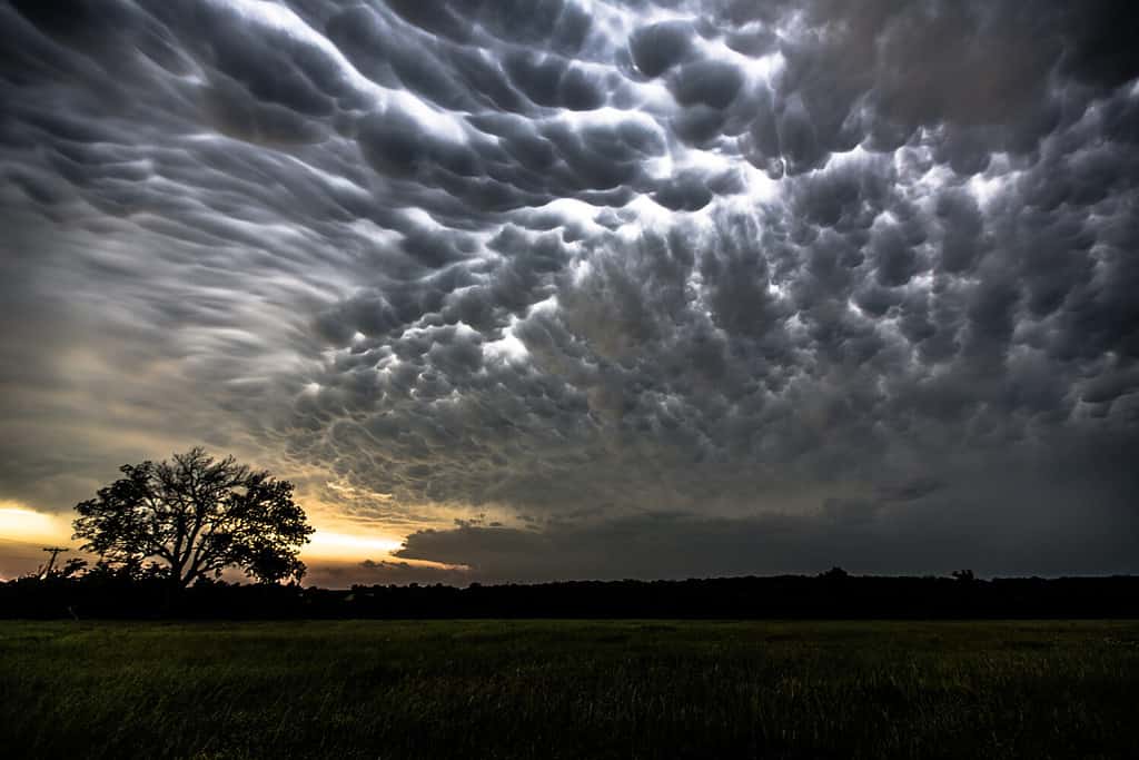 Una giornata buia, vicino all'Oklahoma, il tornado di El Reno del 2013 e le relative tempeste hanno avuto un impatto terribile.  Abbiamo evitato il peso di questa tempesta, ma anche a così lunga distanza il potere della tempesta era palpabile.