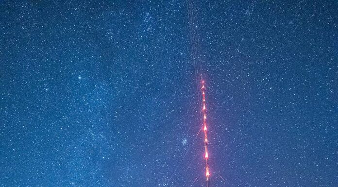 Stelle dietro la Torre della TV KVLY