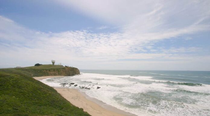 Mavericks Surf Break vicino a Half Moon Bay California