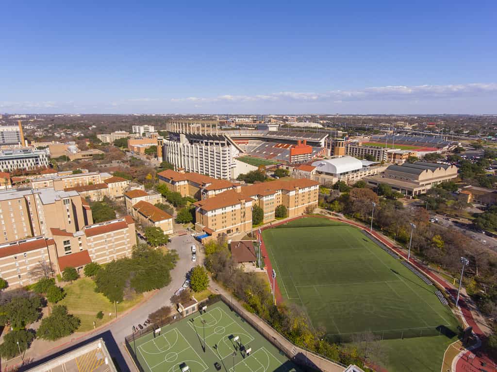 Vista aerea dell'Università del Texas ad Austin che include il Darrell K Royal-Texas Memorial Stadium, Austin, Texas, Stati Uniti.