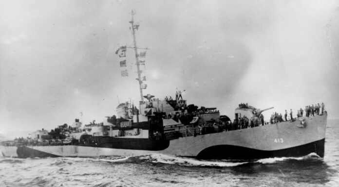 Il cacciatorpediniere della Marina degli Stati Uniti scorta la USS Samuel B. Roberts (DE-413) in corso nell'ottobre 1944, una o due settimane prima di essere persa nella battaglia al largo di Samar il 25 ottobre 1944. È dipinta in Camouflage Misura 32, Design 22D.  La foto è stata scattata dalla USS Walter C. Wann (DE-412).