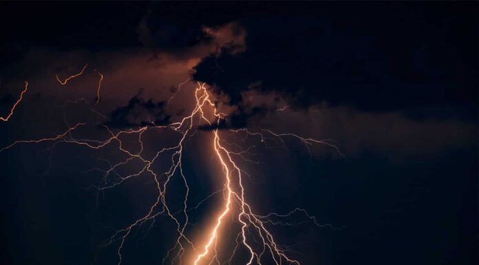 Ci sono molti fulmini contro il cielo nero.  Foto notturna di un temporale su una lunga esposizione, da vicino.  Un'immagine composita di più fotogrammi.  Copia spazio, un effetto per il design e la sovrapposizione.