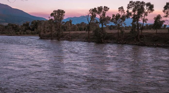 Tramonto piuttosto rosa lungo il fiume Yellowstone, catena montuosa Absaroka nella Paradise Valley nel Montana