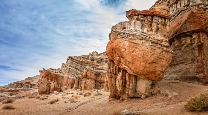 Cattedrale come strutture rocciose nel Red Rock Canyon State Park, California