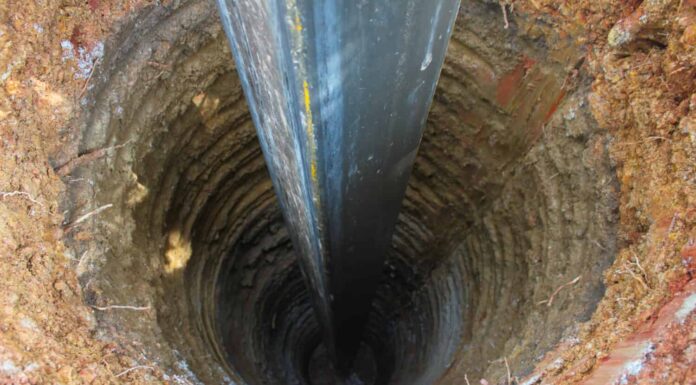 Perforazione di pozzi d'acqua, scavare un pozzo per l'acqua, all'interno del pozzo, perforatrice per pozzi d'acqua sotterranei, pozzi