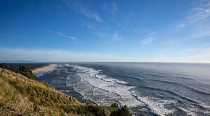 North Head Lighthouse è un attivo aiuto alla navigazione che si affaccia sull'Oceano Pacifico da North Head, un promontorio roccioso situato a circa due miglia a nord di Cape Disappointment 