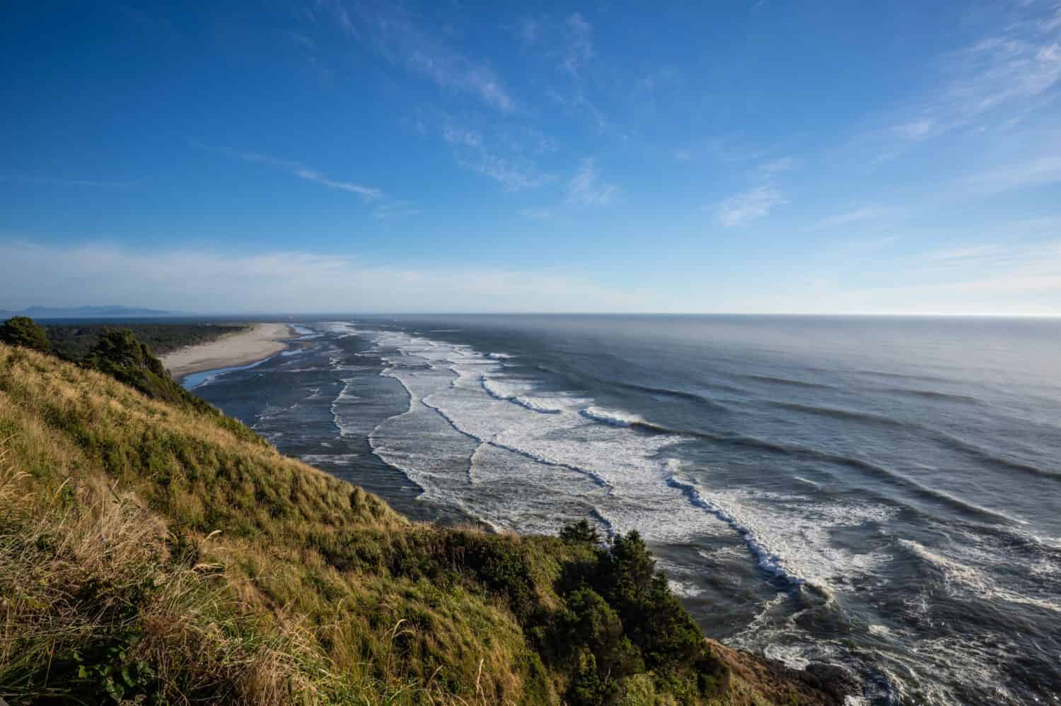 North Head Lighthouse è un attivo aiuto alla navigazione che si affaccia sull'Oceano Pacifico da North Head, un promontorio roccioso situato a circa due miglia a nord di Cape Disappointment