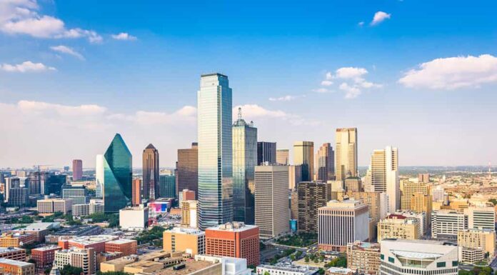 Orizzonte del centro della città di Dallas, Texas, Stati Uniti d'America nel pomeriggio.