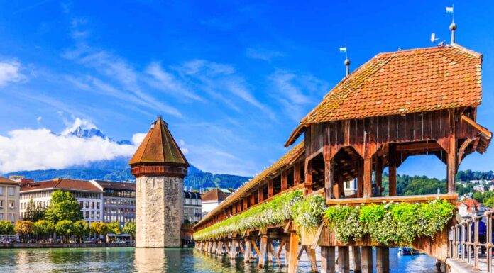 Lucerna, Svizzera.  Centro storico della città con il famoso Ponte della Cappella e il Monte Pilatus sullo sfondo.  (Vierwaldstättersee),