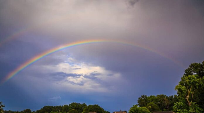 Double Rainbow Over Residential Area: Double Rainbow su un'area residenziale dopo una leggera pioggia a Montgomery, Alabama.