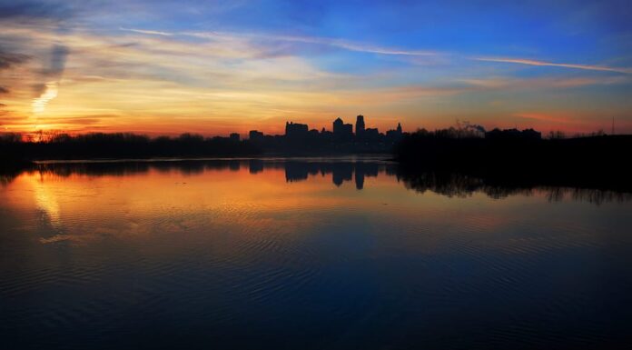 Una vista panoramica proiettata sullo skyline di Kansas City, che si trova nella zona delle Grandi Pianure negli Stati Uniti.