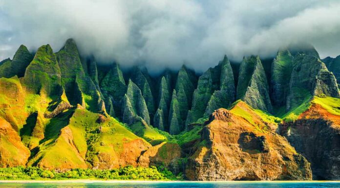 Costa di Na Pali, Kauai, Hawaii vista dal tour di crociera al tramonto sul mare.  Paesaggio della costa della natura nell'isola di Kauai, Hawaii, Stati Uniti.  Viaggio alle Hawaii.