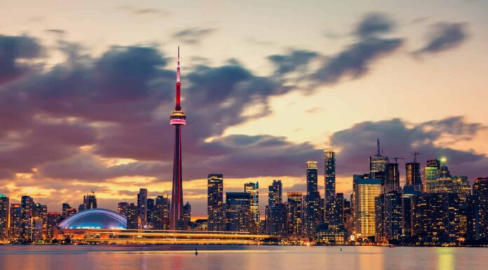 Orizzonte della città di Toronto alla notte, Canada