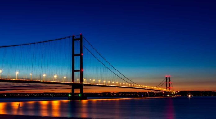 Humber Bridge al tramonto guardando verso la sponda nord dell'Humber.