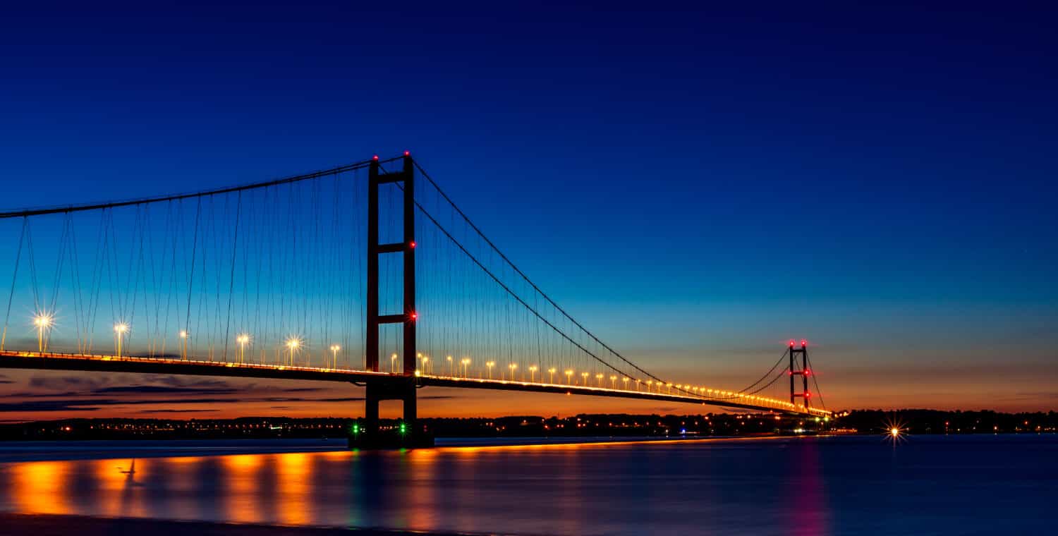 Humber Bridge al tramonto guardando verso la sponda nord dell'Humber.