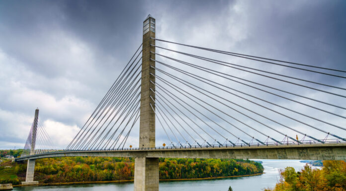 Vista panoramica del ponte Penobscot Narrows sul fiume Penobscot