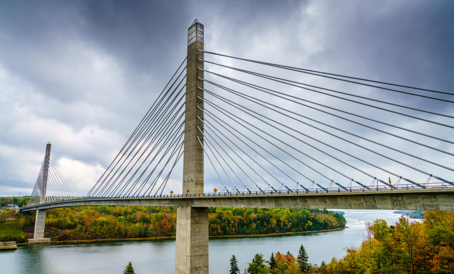 Vista panoramica del ponte Penobscot Narrows sul fiume Penobscot