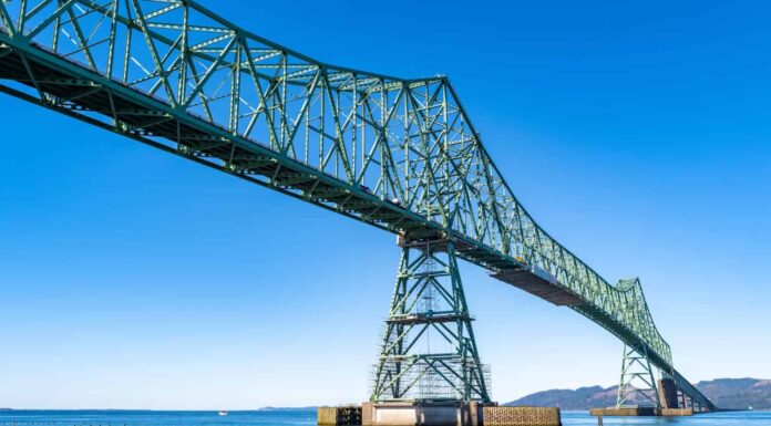 Una sezione dell'Astoria-Megler Bridge, un ponte a traliccio in acciaio negli Stati Uniti tra Astoria, Oregon, e Point Ellice vicino a Megler, Washington, sul fiume Columbia.