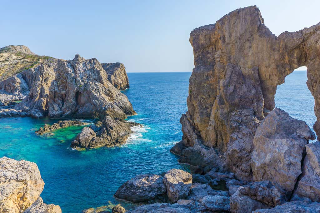 Kamarela una selvaggia spiaggia rocciosa con bellissime rocce complesse e acque turchesi nell'isola di Antikythera in Grecia