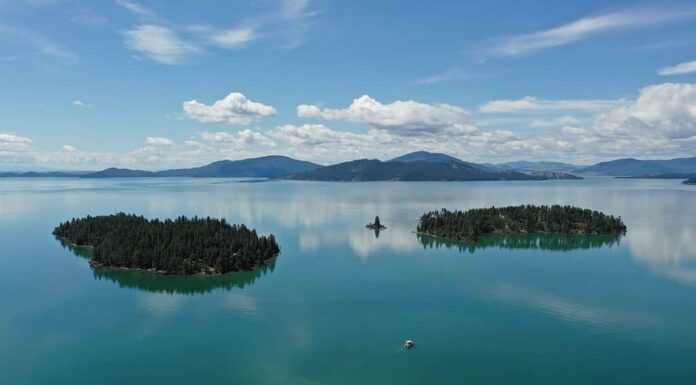 Vista aerea delle isole e delle montagne lontane nel lago Flathead, Montana, in una tranquilla mattinata estiva.