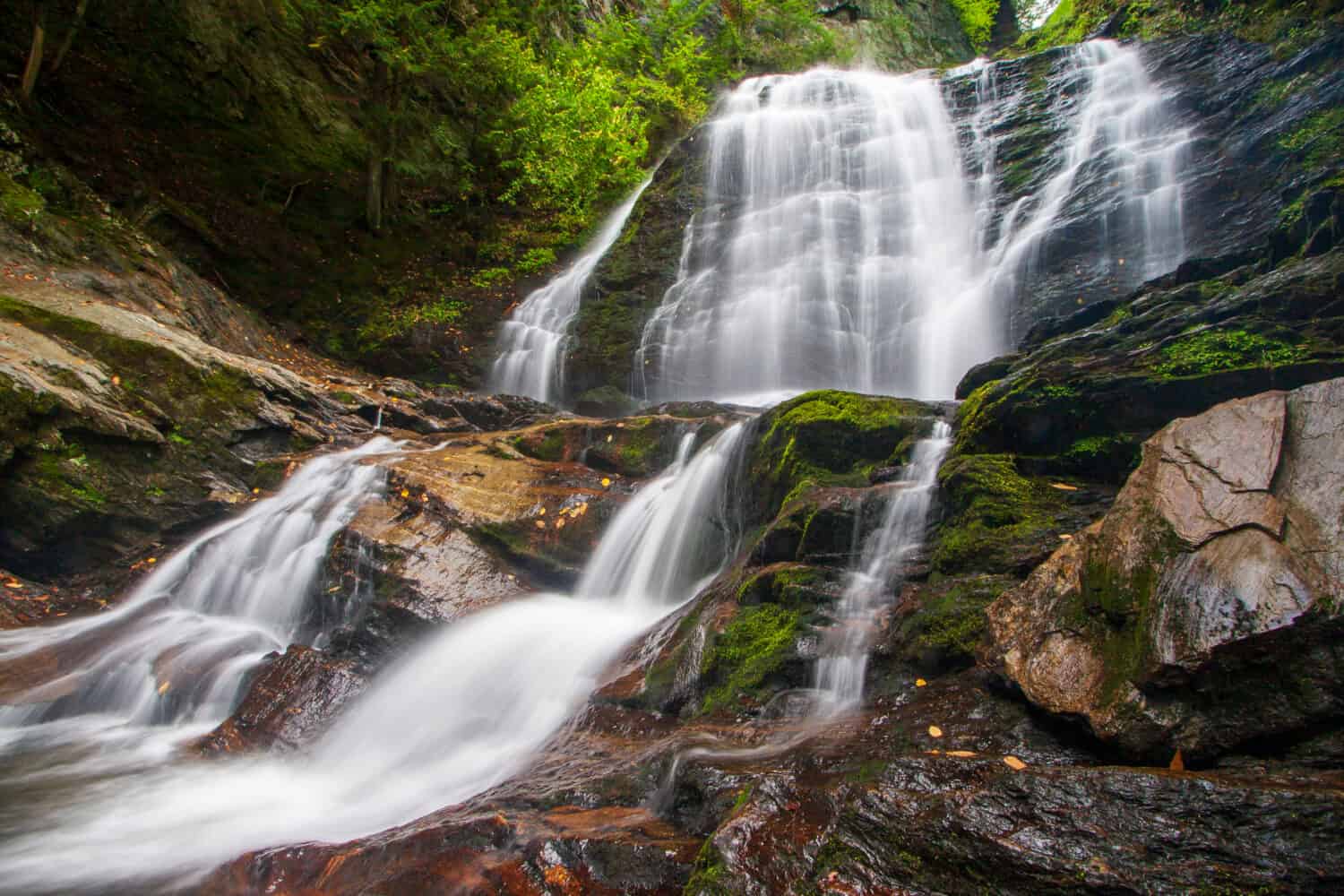 Maestose cascate di Moss Glen vicino a Stowe, Vermont USA