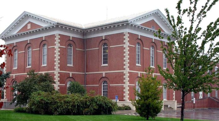 Tribunale della contea di Platte a Platte City, Missouri.  Il tribunale originale è stato bruciato durante la guerra civile.