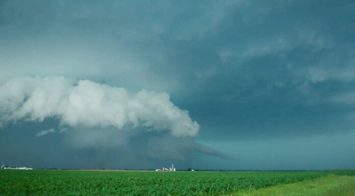 Nube a parete con tornado avvolto dalla pioggia e nuvola di coda.