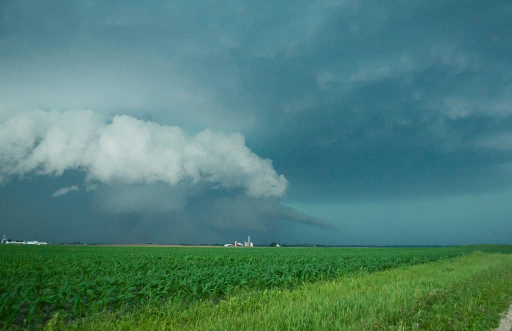 Nube a parete con tornado avvolto dalla pioggia e nuvola di coda.