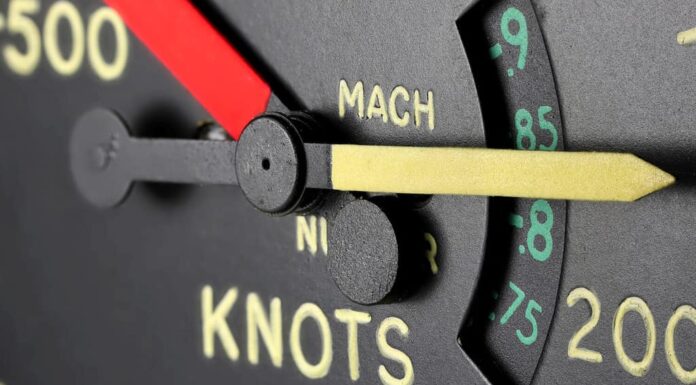 l'indicatore analogico di velocità dell'aereo a reazione mostra la velocità in nodi e mach