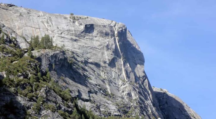 Washington Column, Yosemite National Park, California visto dal lago Mirror vicino a Half Dome. 