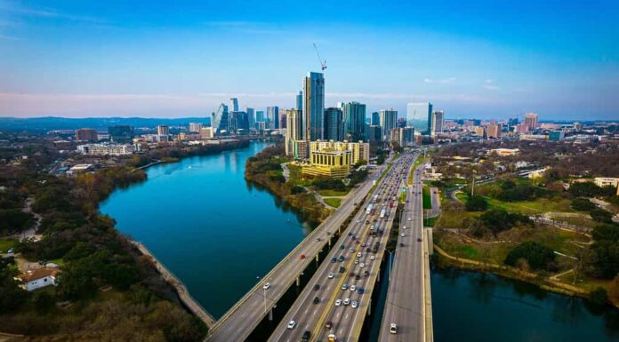 Austin Texas USA una splendida capitale del Texas vista aerea del drone sopra il fiume Coloradp e l'Interstate 35 e alti grattacieli che crescono il paesaggio urbano