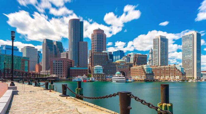 Skyline di Boston nella soleggiata giornata estiva, vista dal porto sul centro, Massachusetts, USA