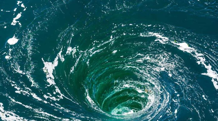 Veduta dall'alto di una potente vasca idromassaggio sulla superficie dell'acqua verde con schiuma.