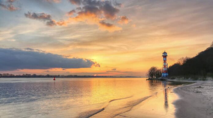 Guarda la forte tempesta in Germania che causa un'ondata che manda in frantumi i finestrini di un traghetto
