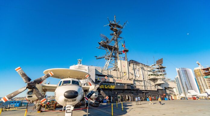 USS a metà strada a San Diego
