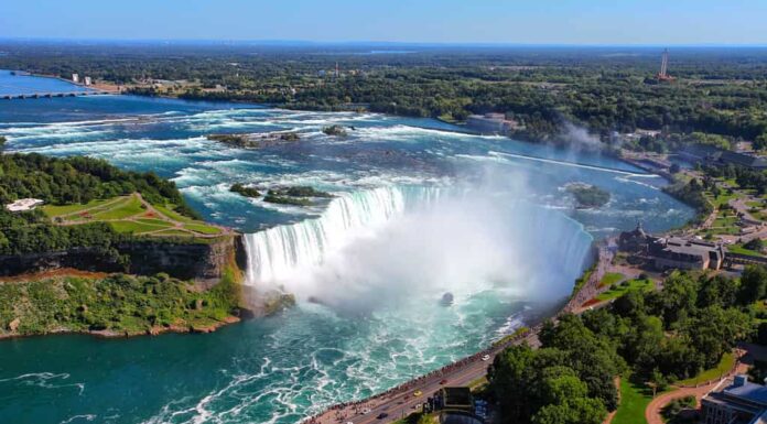 La vista della caduta a ferro di cavallo, Niagara Falls, Ontario, Canada