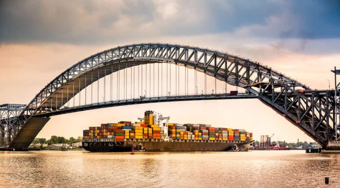 La nave da carico passa sotto il ponte di Bayonne, NJ