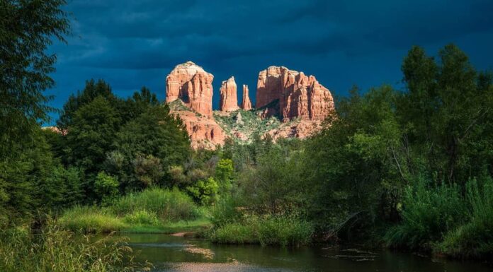 Le montagne di roccia rossa nella foresta nazionale di Coconino, Arizona, Stati Uniti