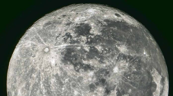 La Luna è completamente illuminata durante la Luna Piena.