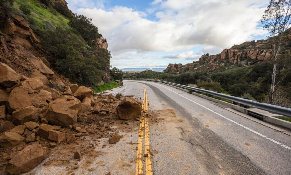 Frana correlata alla tempesta che blocca Santa Susana Pass Road a Los Angeles, California.