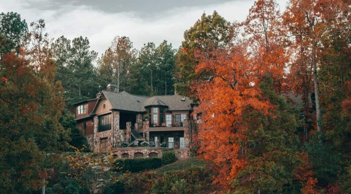 Splendido scenario sul lago Keowee durante la stagione autunnale.
