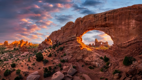 Luce serale sulla finestra del Nord con Turret Arch in lontananza, Arches National Park nello Utah