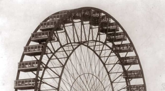 La ruota panoramica originale, a volte indicata anche come ruota panoramica di Chicago,(1)(2)(3) fu progettata e costruita da George Washington Gale Ferris Jr. come fulcro della Midway all'Esposizione mondiale colombiana del 1893 a Chicago, Illinois .