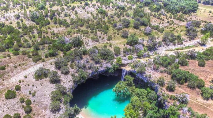 Bella vista aerea di Hamilton Pool Swimming Hole Attrazione turistica a Dripping Springs vicino ad Austin Texas