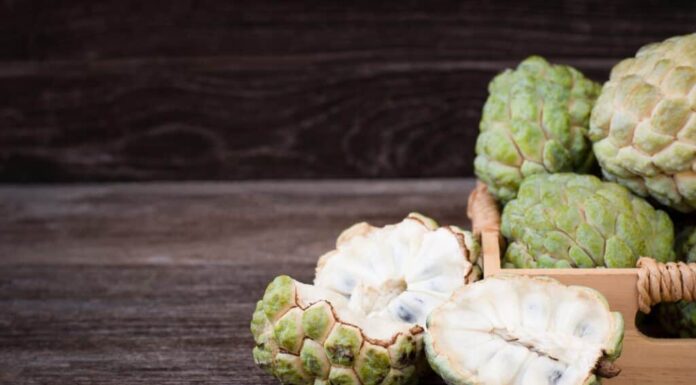 Frutta di Cherimoya tagliata aperta su un tavolo