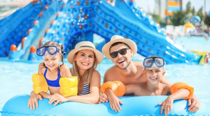 Famiglia felice che riposa nel parco acquatico