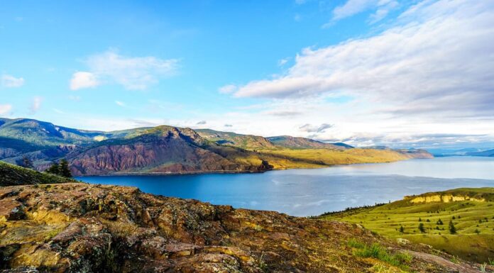Tramonto sul lago Kamloops lungo la Trans Canada Highway in British Columbia, Canada