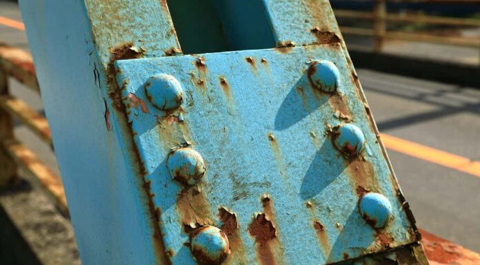 Il ferro è un metallo di transizione che arrugginisce facilmente se esposto all'aria o all'acqua.